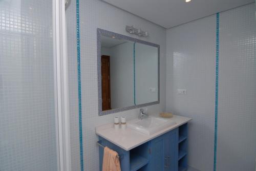 un baño con lavabo y espejo en Villa Nieves, en Ibiza