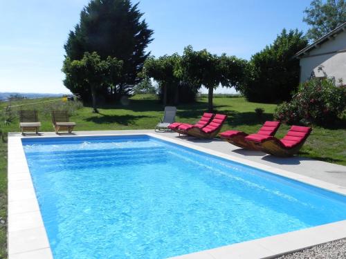 a swimming pool with two chairs and a poolvisorvisorvisor at Figuier résidence Domaine Cap de Coste in Saint-Frajou