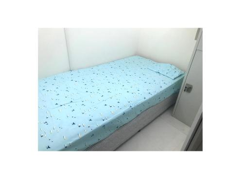 małe łóżko w małym pokoju w obiekcie Deira Partition room w Dubaju