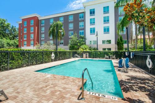 Holiday Inn Express Hotel & Suites Orlando - Apopka, an IHG Hotel tesisinde veya buraya yakın yüzme havuzu