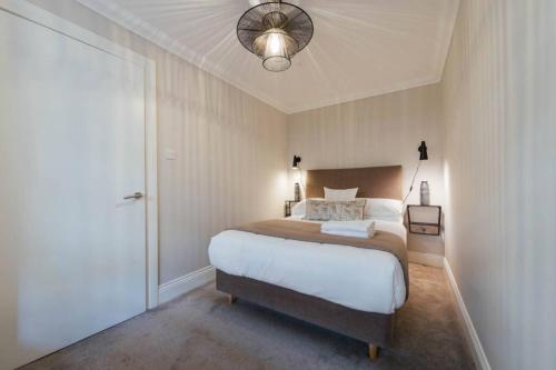 A bed or beds in a room at Glasgow Central Luxury Apartment