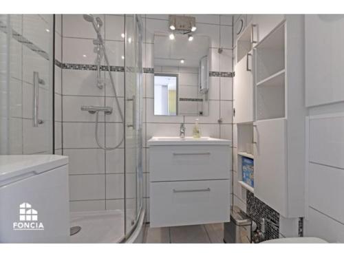 Koupelna v ubytování Appt T2, Piscine, la Plage à 130m! Parking privé clos, Lave-linge, Lave-vaisselle, Draps, Linge et Ménage inclus!