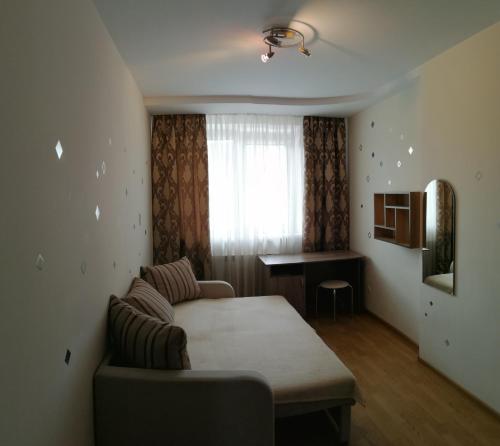 Big Apartment in Rivne center في روفنو: غرفة معيشة مع أريكة وطاولة
