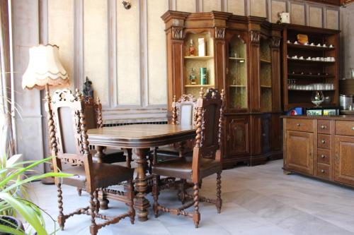 - une salle à manger avec une table et des chaises en bois dans l'établissement Park Hotel Ivailo, à Veliko Tarnovo
