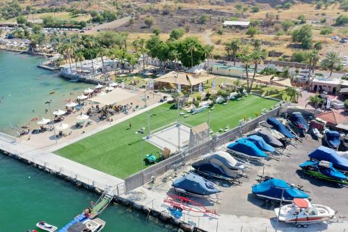 una vista aérea de un puerto deportivo con barcos y un parque en South Beach Kinnereth, en Tiberíades