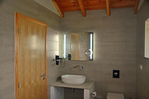 bagno con lavandino e specchio di Azorenhaus am Atlantik - Family House a Urzelina