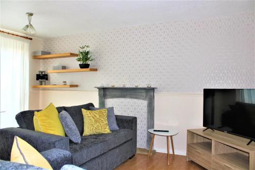 Gallery image of Oldbrook BUDGET FRIENDLY 3 Bedroom House Sleeps 6 FREE PARKING and NETFLIX in Milton Keynes