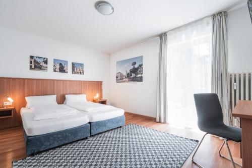 a bedroom with a bed and a desk and a chair at Flatista Boutique Hotel - Self Check-in in Munich
