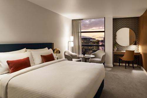En eller flere senger på et rom på Crowne Plaza Sydney Darling Harbour, an IHG Hotel
