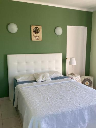 1 dormitorio con 1 cama grande con manta azul en casa da ainheira 44 cruz da assumada 8100-296 Loulé, en Loulé