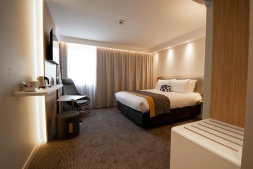 拉特斯特德布赫Holiday Inn Express - Arcachon - La Teste by IHG的一间有床和窗户的酒店房间