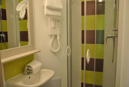 Vonios kambarys apgyvendinimo įstaigoje Comfort Hotel Orléans Olivet
