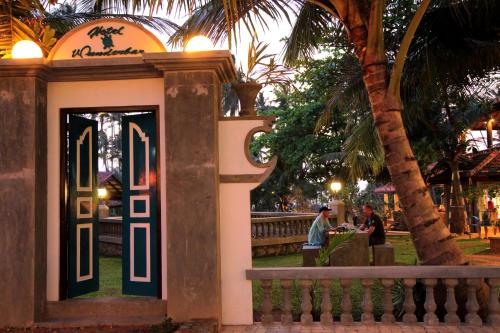 Taman di luar Wunderbar Beach Hotel