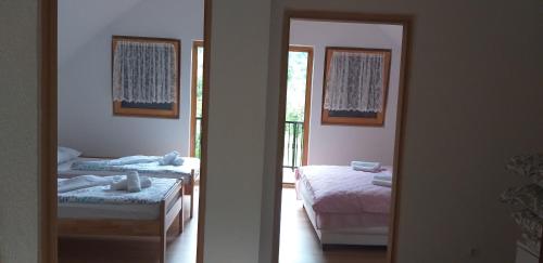 Un pat sau paturi într-o cameră la Holiday Home Adna