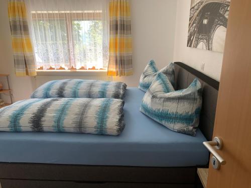 Duas almofadas sentadas numa cama num quarto em Landhaus Viktoria em Imst