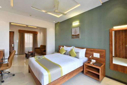 a bedroom with a large bed in a room at Eastin Easy Vita in Vita