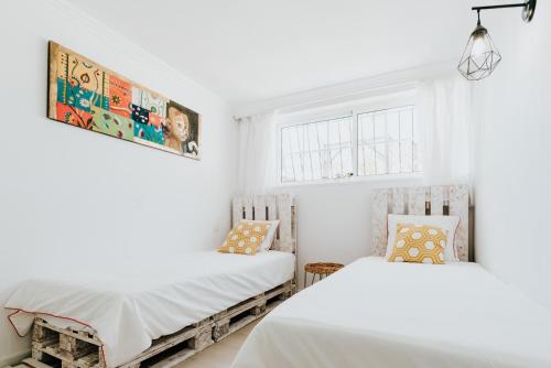 two beds in a room with white walls at Casa La Fula Negra in Los Realejos