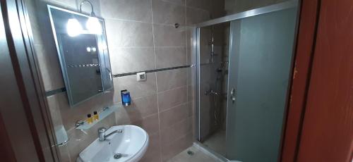 オルデニズにあるEverest Apart Hotelのバスルーム(シャワー、シンク、鏡付)