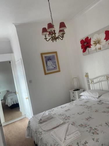 Postel nebo postele na pokoji v ubytování Parlors Hall Hotel