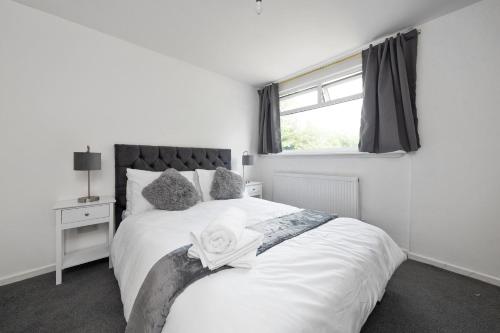 Postel nebo postele na pokoji v ubytování The Spinney - Perfect for Contractors, Large Groups & Families