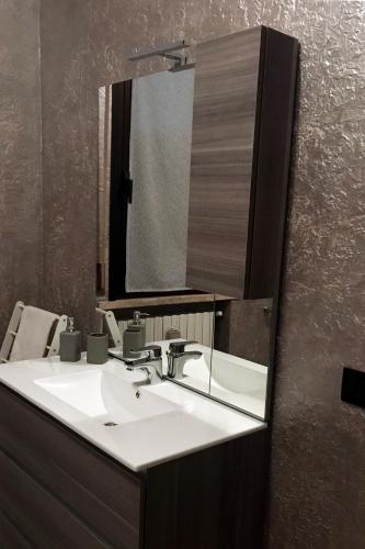 a bathroom with a sink and a mirror at casa TRE19 in Mantova