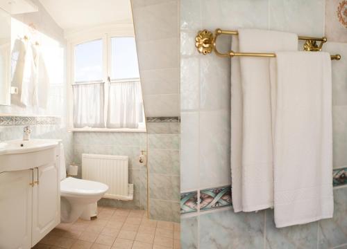 uma casa de banho com um WC e um chuveiro com toalhas brancas em Johannesbergs Slott em Rimbo