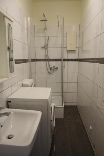 a white bathroom with a sink and a shower at Nette, geräumige Ferienwohnung in Wuppertal