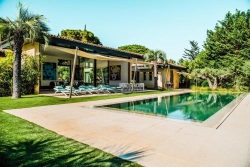 une maison avec une piscine dans la cour dans l'établissement Villa JetSet Saint-Tropez, à Saint-Tropez