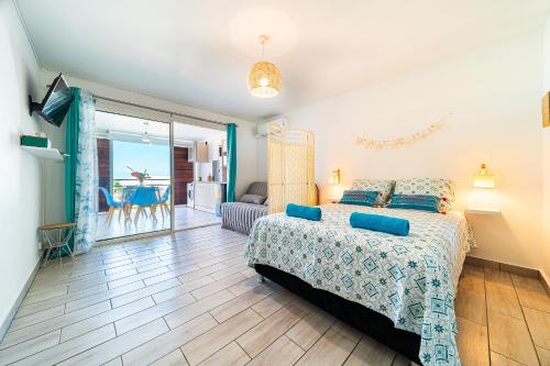 um quarto com uma cama e uma sala de estar em Studio du Lagon vue mer St Gilles les Bains Centre 500m de la plage em Grand Fond