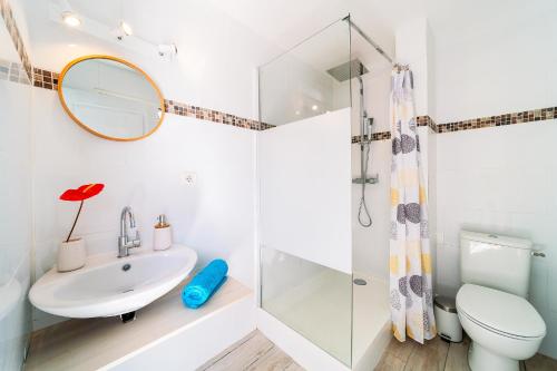 a bathroom with a sink and a toilet and a shower at Studio du Lagon vue mer St Gilles les Bains Centre 500m de la plage in Grand Fond