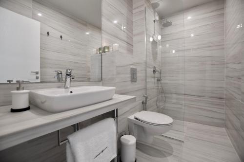 ソフィアにあるConnect Living Apartmentsの洗面台とトイレを備えた白いバスルーム