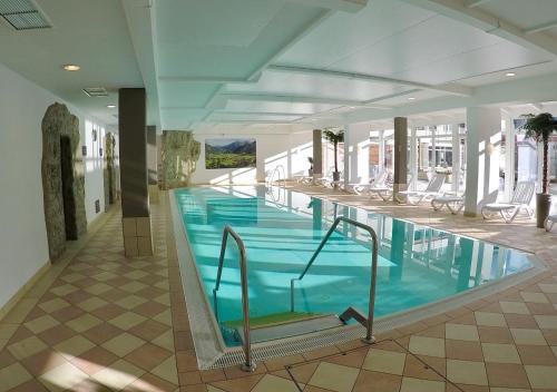 Bazén v ubytování DIE GAMS Hotel Restaurant nebo v jeho okolí