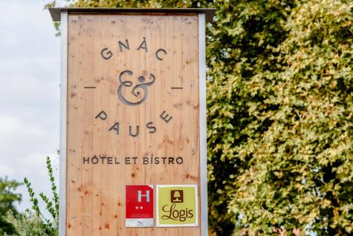 a wooden sign for a hotel let bistro at Logis Hôtels Gnàc é Pause in Saint-Lon-les-Mines
