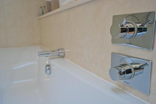 un bagno con un lavandino e un rubinetto di Weston Cottage a Poole