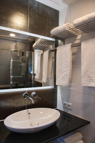 a bathroom with a sink and a mirror at Com-In in Alkmaar