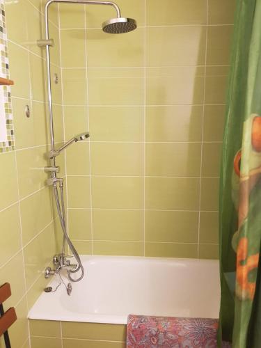 La salle de bains est pourvue d'une douche et d'une baignoire. dans l'établissement Appartement traversant résidence chaput 2 - 2 pièces - 6 personnes - vue sur front de neige, à La Toussuire