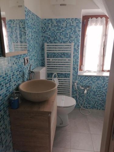 een badkamer met een wastafel en een toilet bij Casa vacanza la Rosa in Vinadio