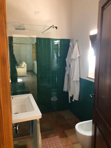 Ванная комната в La Casa del carrubo di Borgo Carbone
