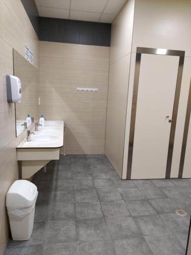 een badkamer met 2 wastafels, een toilet en een douche bij Senda Sur in Porriño