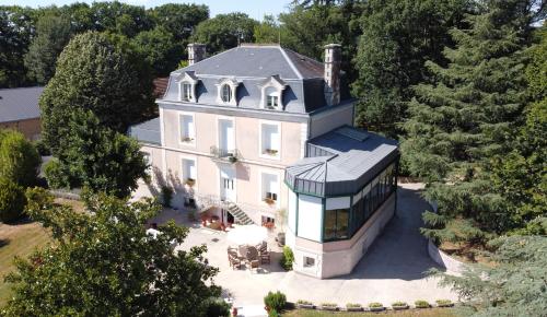 an aerial view of a large white house at La Maison Ribotteau in LʼIsle-Jourdain