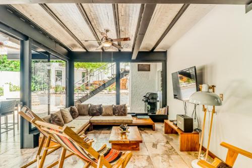 a living room with a couch and chairs at Casa Guarumo Carrillo in Carrillo