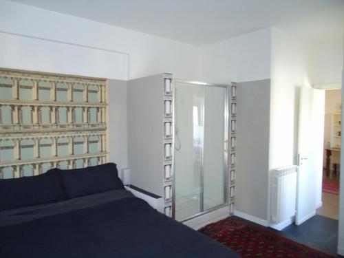 una camera con letto e porta scorrevole in vetro di Elio's apartment a Palermo