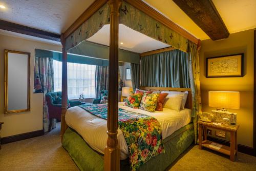 เตียงในห้องที่ The Bell Inn, Stilton, Cambridgeshire