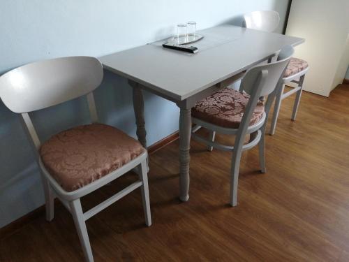 una mesa con dos sillas y una mesa con dos vasos. en Agroturystyka Nowogród, en Nowogród