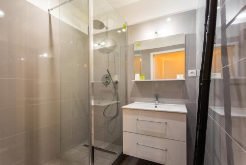 une salle de bain avec douche et lavabo dans l'établissement Spacious apartment - 3BR-6P - Champs Elysées, à Paris