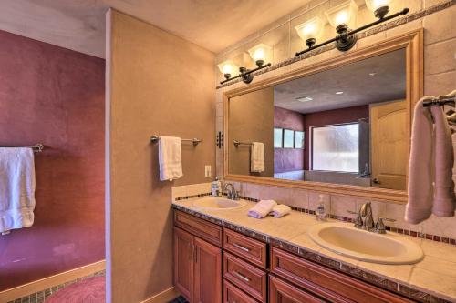 baño con 2 lavabos y espejo grande en Prescott Home Less Than 5 Miles to Butte Creek Trail!, en Prescott