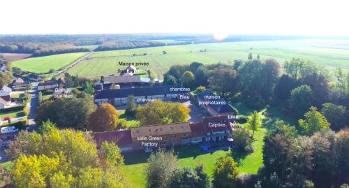 een luchtfoto van een huis in een veld bij Domaine des Célestins in Bernay-en-Ponthieu