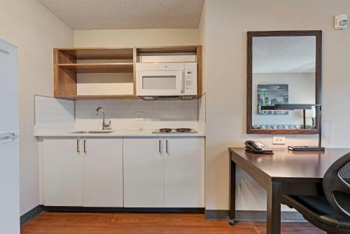 Extended Stay America Suites - Fremont - Newarkにあるキッチンまたは簡易キッチン