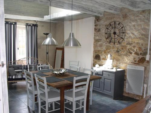 a kitchen and dining room with a table and chairs at La Flambée in Blond