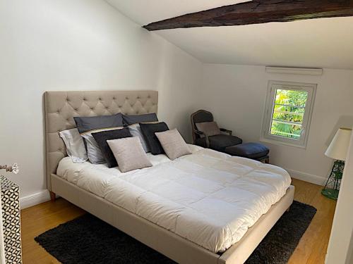 een slaapkamer met een groot bed in een kamer bij La Bastide Loft Cosy proche Bordeaux et St-Emilion ! in Libourne
